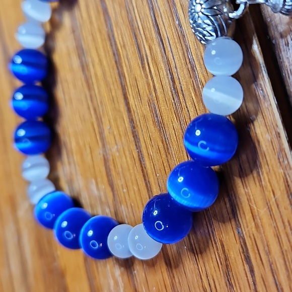 NWT Capturing Blue And White Cat Eye Gemstone Bracelet w/Silver Accents - Picture 4 of 4